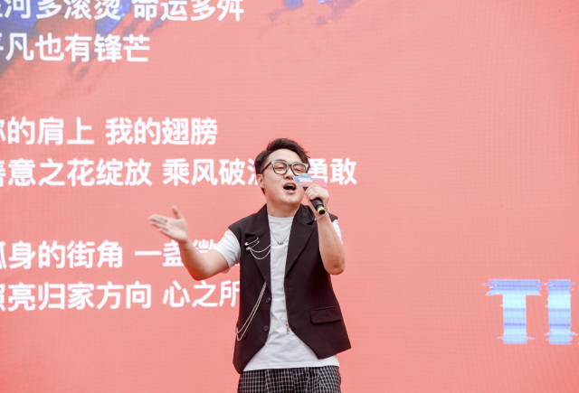 《微光》创作歌手吴欢。 《微光》创作歌手吴欢。